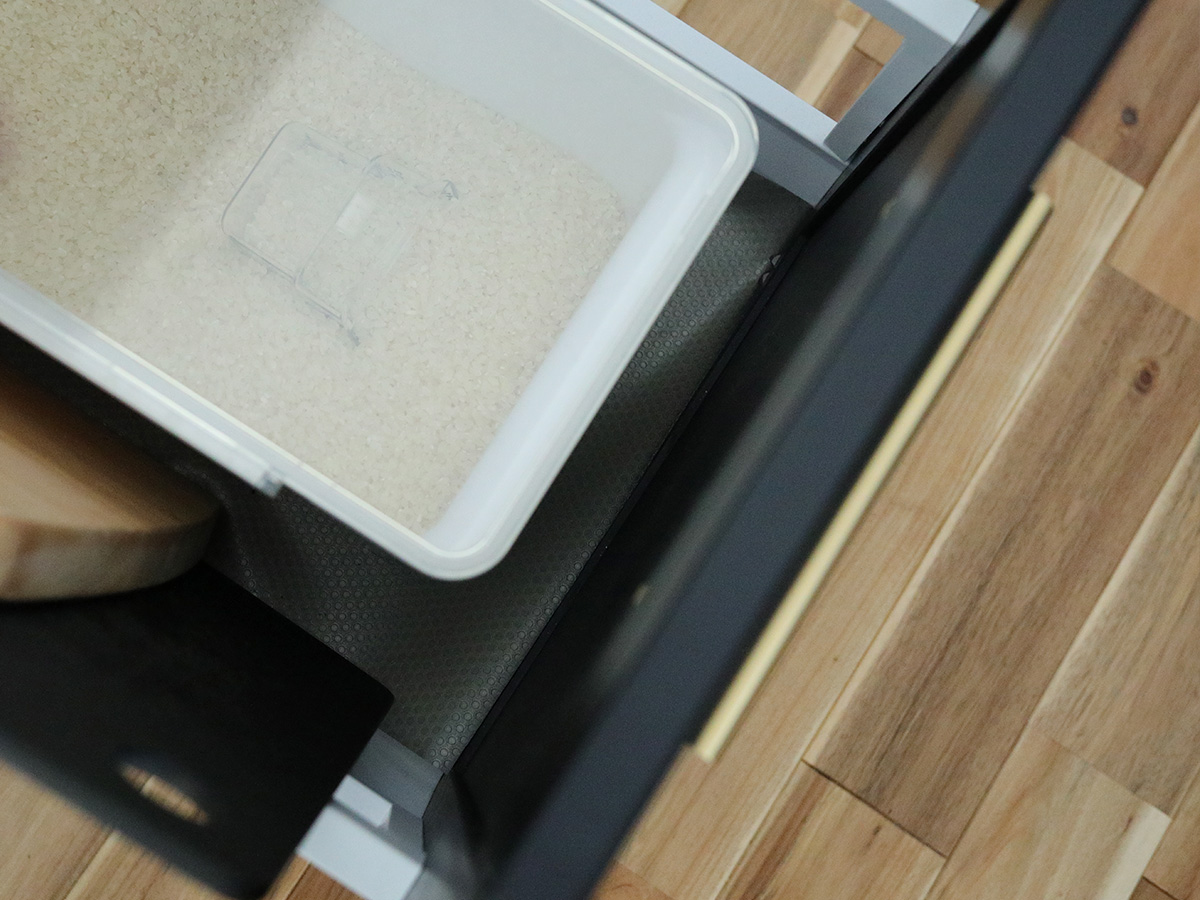 IKEAメトードの引き出し内部。滑り止めシート使用