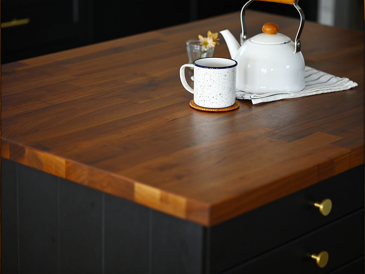 IKEAメトードのアイランドカウンターに置かれた花とマグカップ。