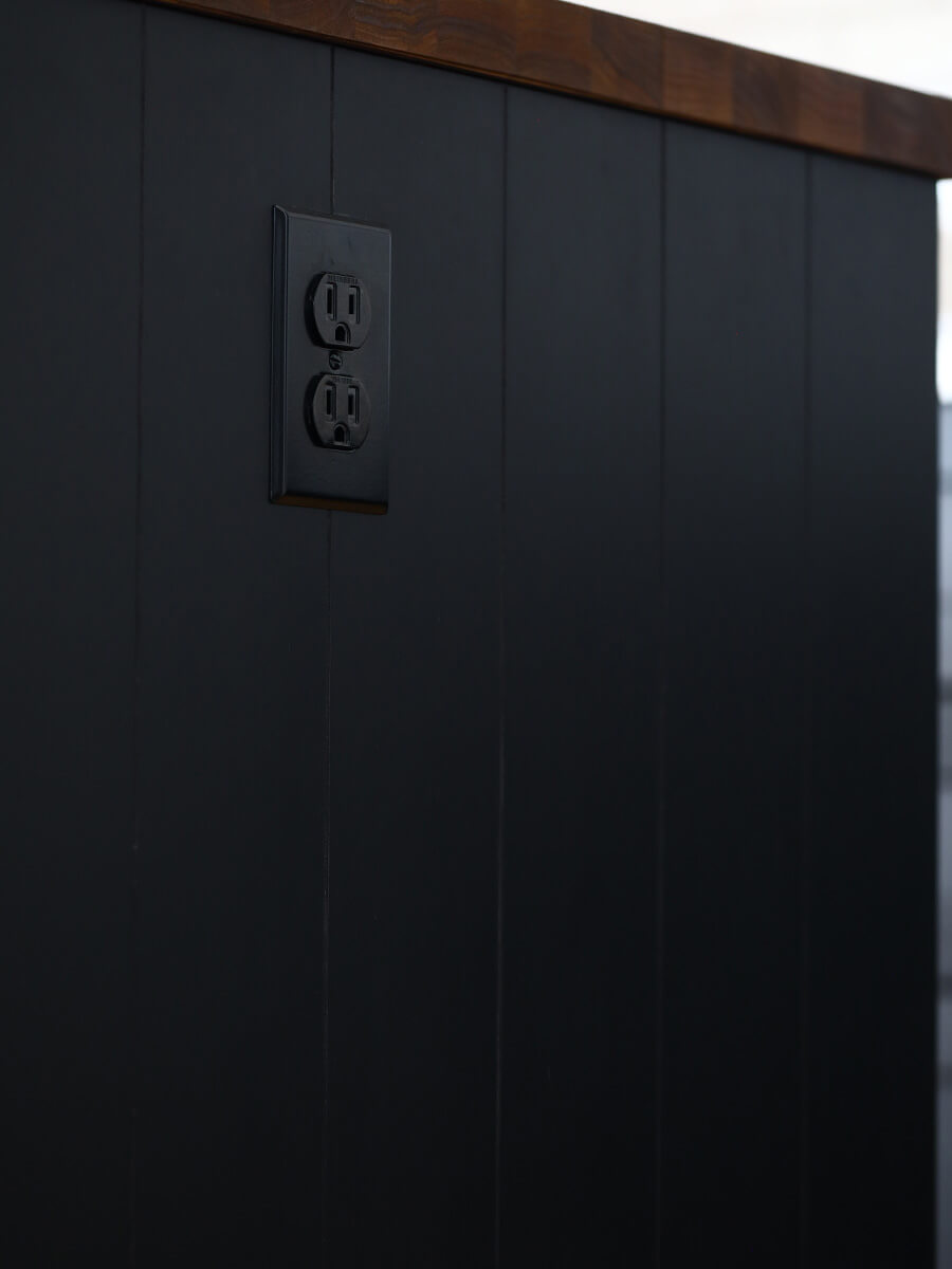アイランド側面に埋め込まれたブラックの2口コンセント。