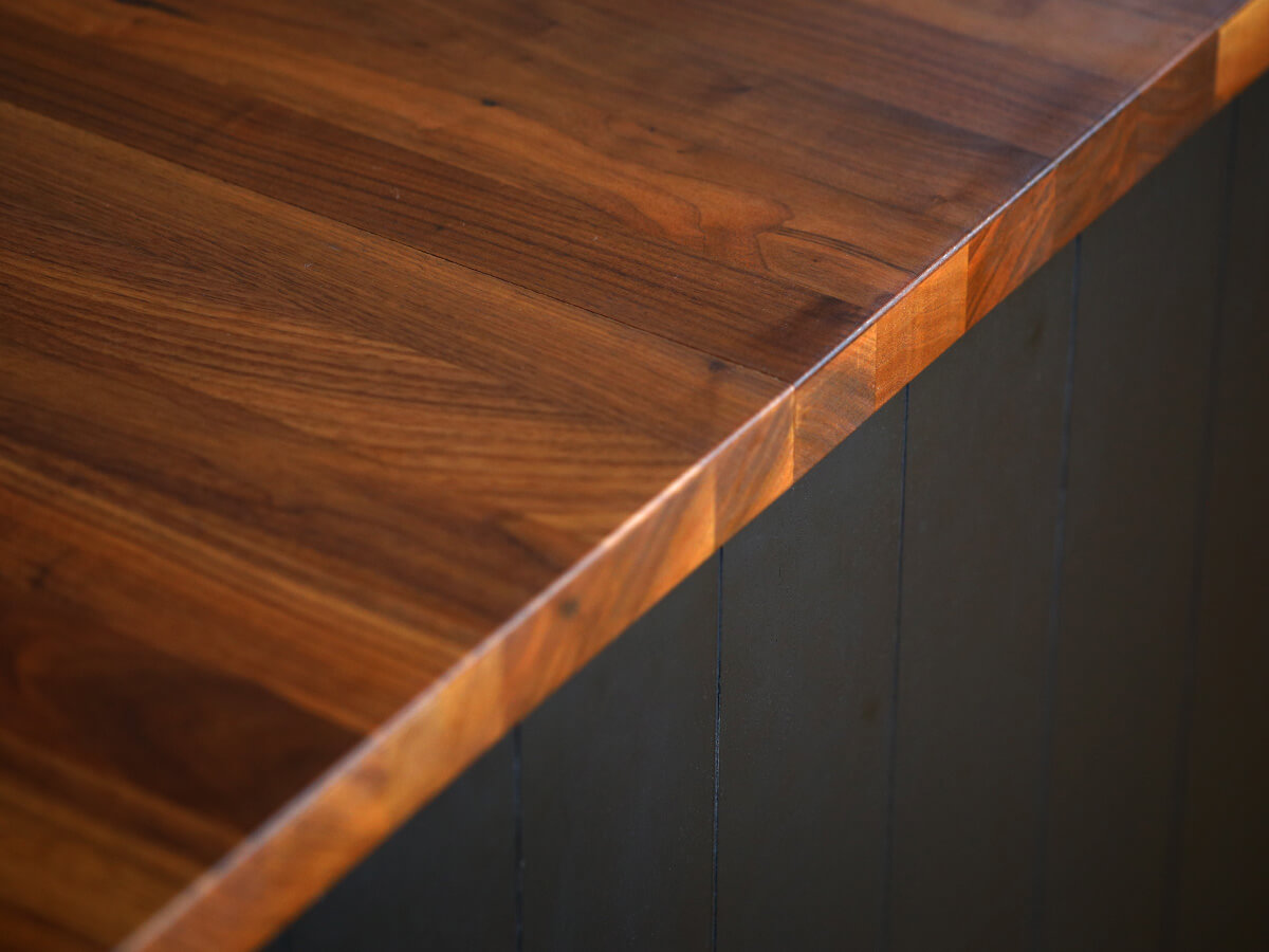 カールビー天板ウォールナットのエッジと継ぎ目。