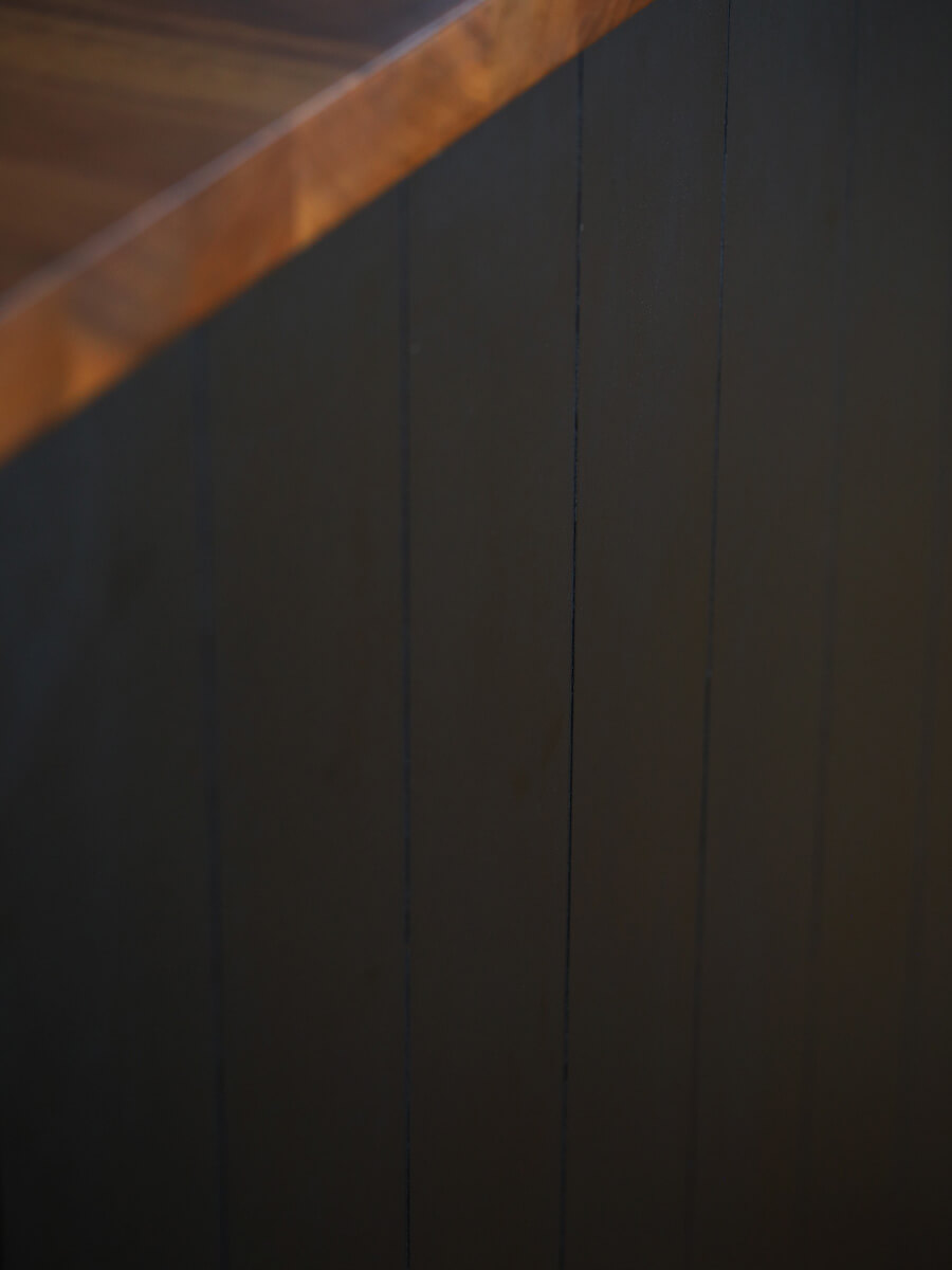 IKEAカバーパネルを羽目板風に加工した側面。