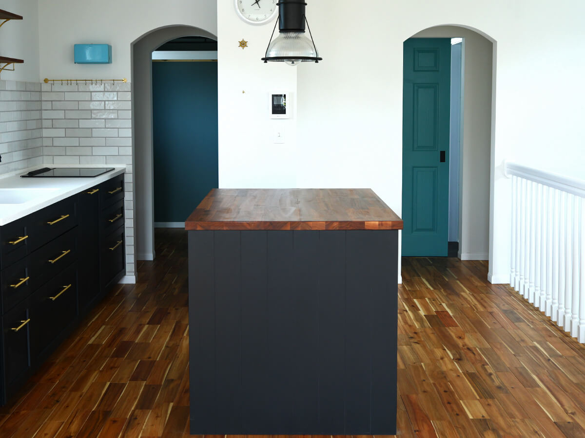 横から見たアイランドカウンターのレイアウト全体。