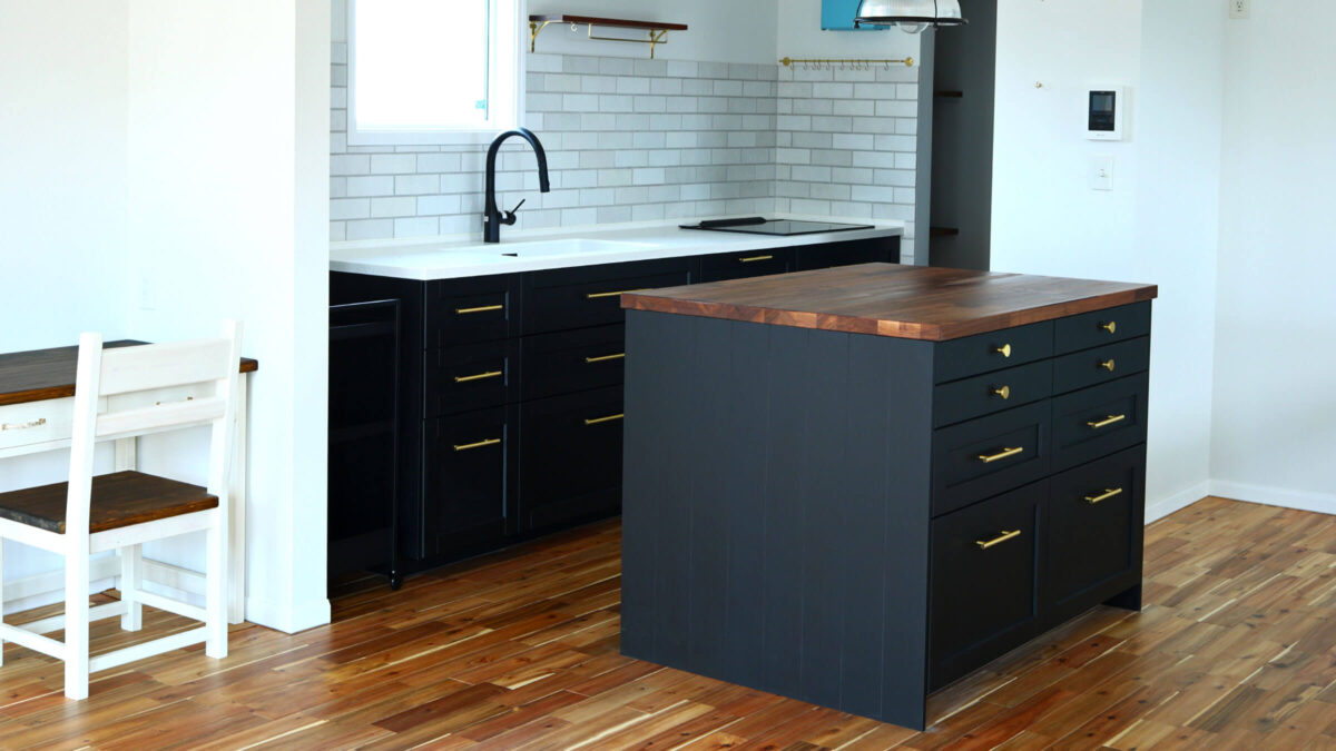 壁付けキッチンと並ぶIKEAのアイランドカウンター全体。