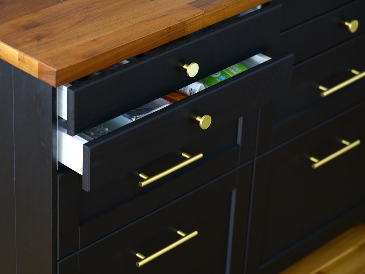 IKEAメトードの背面収納。引き出し式で使いやすい構成。