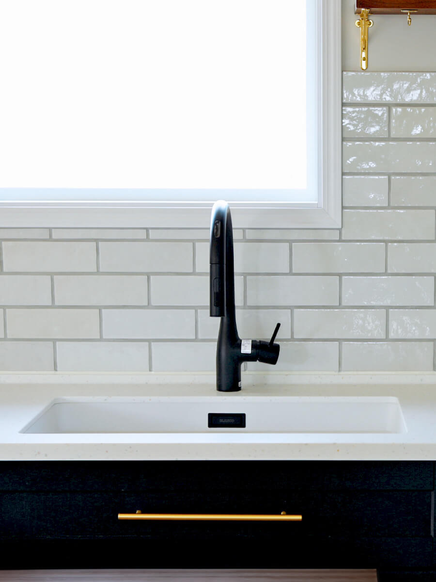 スタロン天板に開けた水栓穴（シンク中央配置）