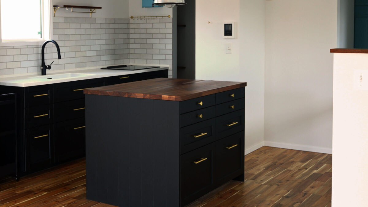 夕方の光に包まれたIKEAキッチン全景