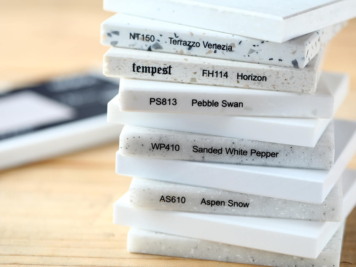 天板サンプルを比較している様子