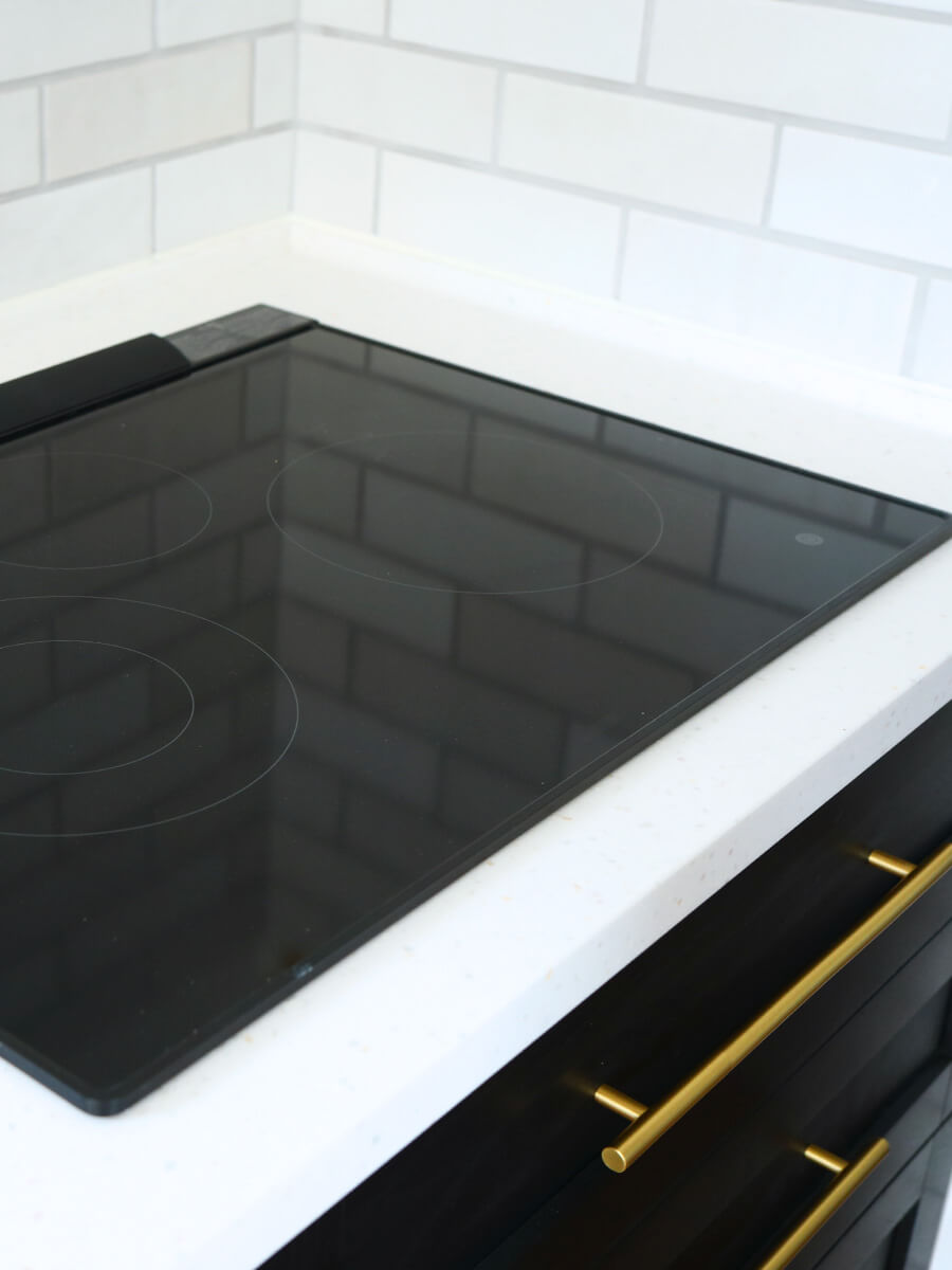 IHヒーターと壁の離隔距離が確認できる写真