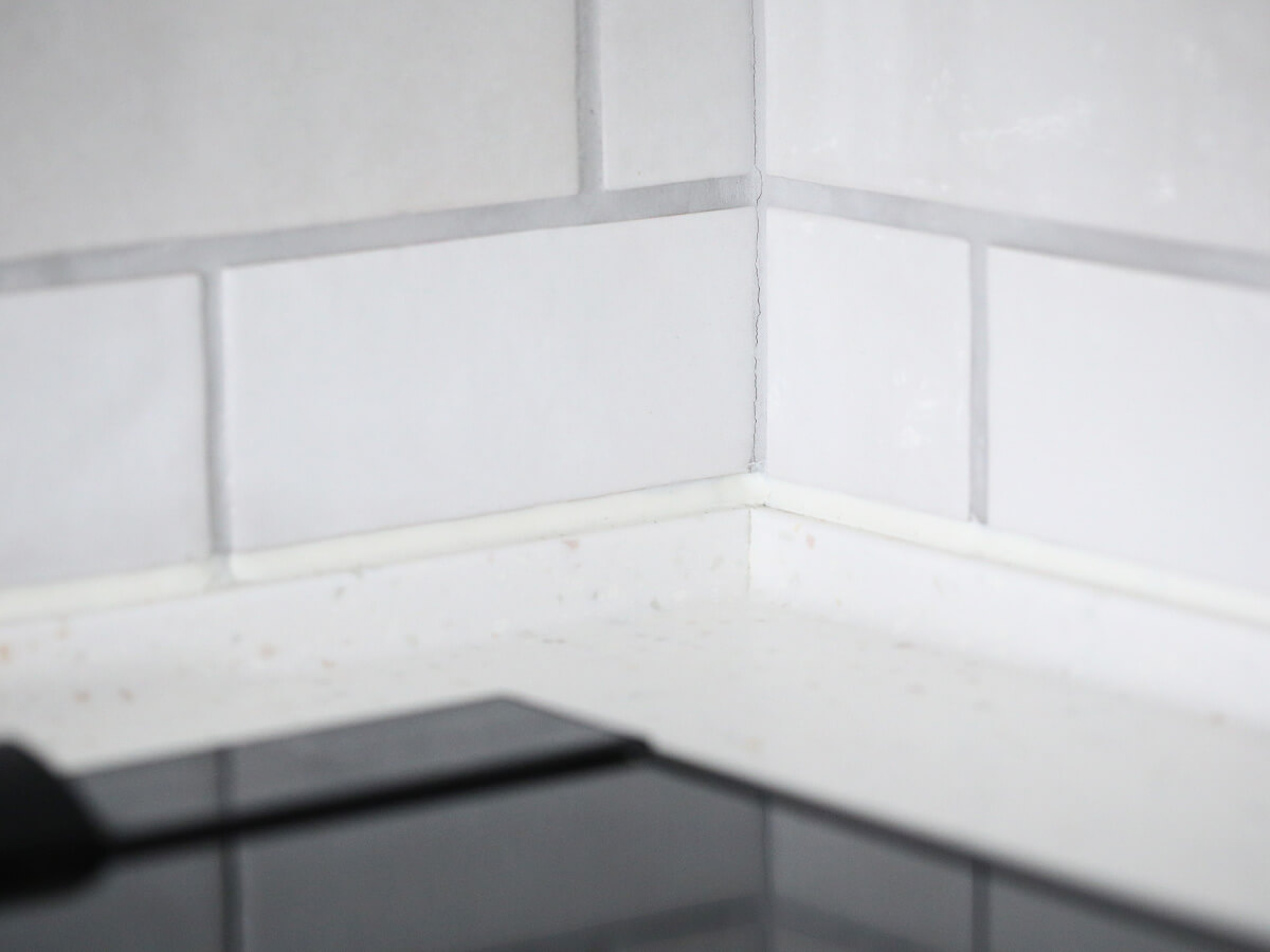 スタロン天板のH20mmバックガードと3R加工の仕上がり