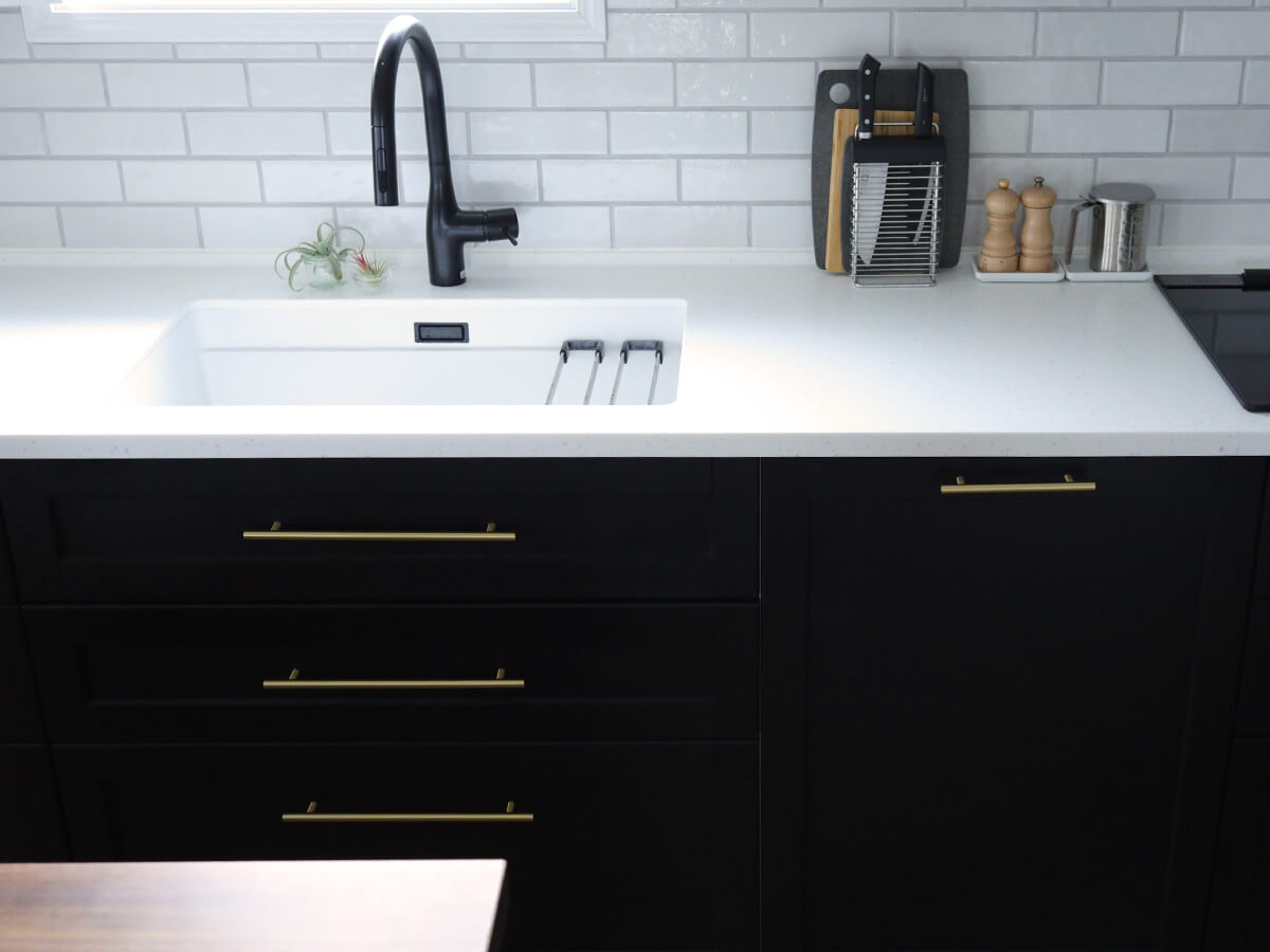 スタロン天板と黒キャビネットのキッチン全景