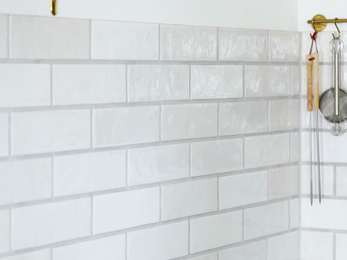 バーガンディ／ホワイトタイル表面の質感アップ