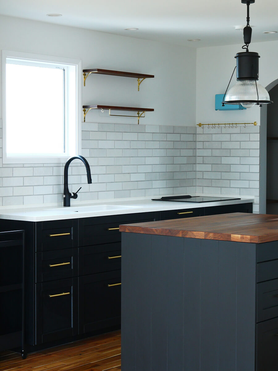 バーガンディタイルの貼り高さと飾り棚位置が分かるキッチン全景