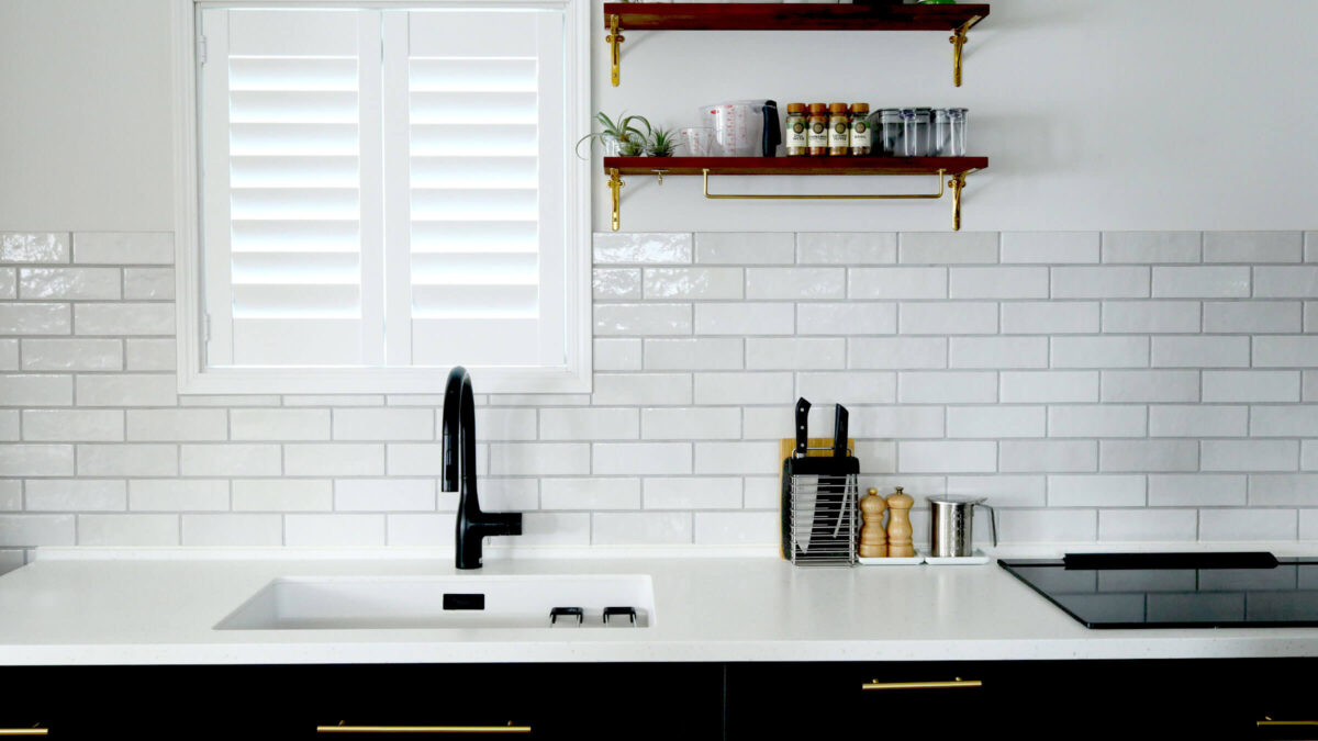 壁づけキッチン正面とバーガンディタイルの全景