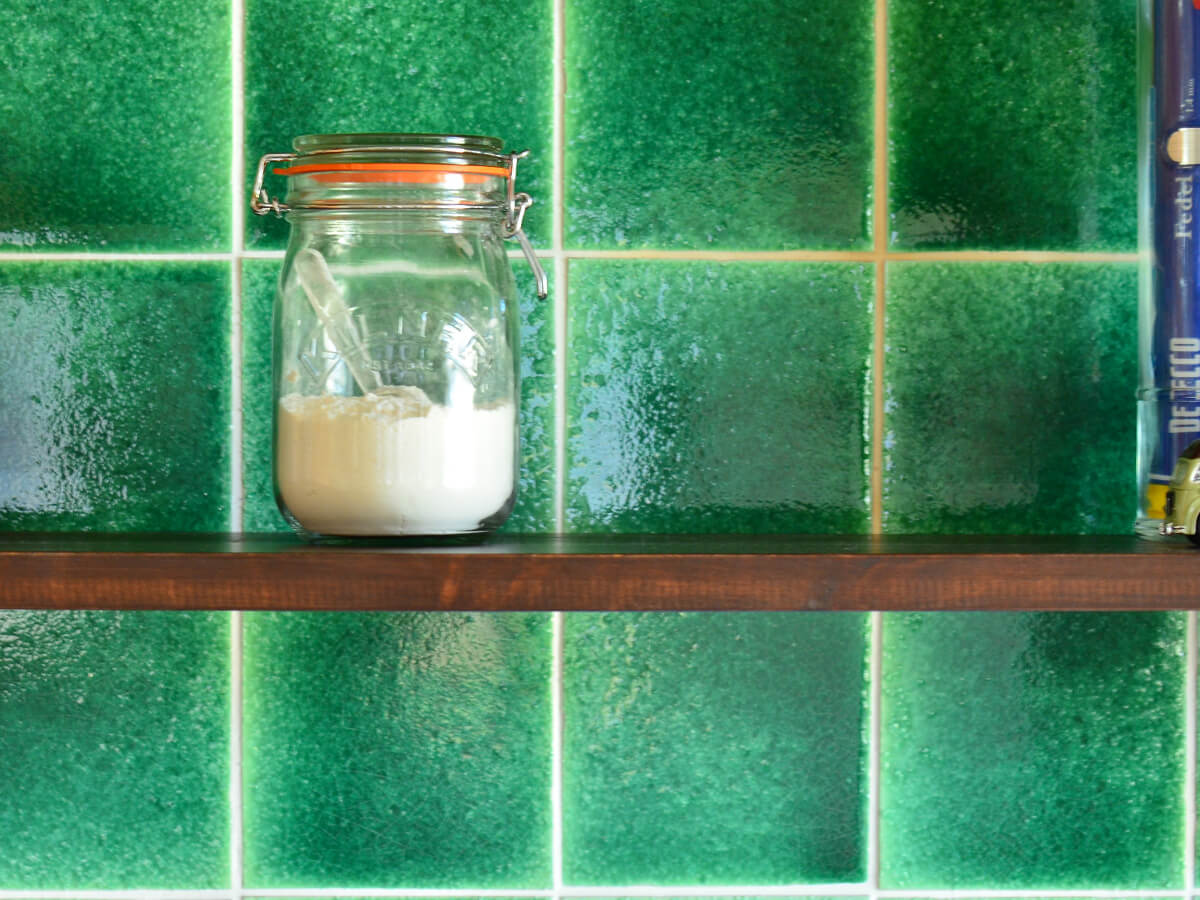 賃貸時代キッチンのエメラルドグリーンタイル壁