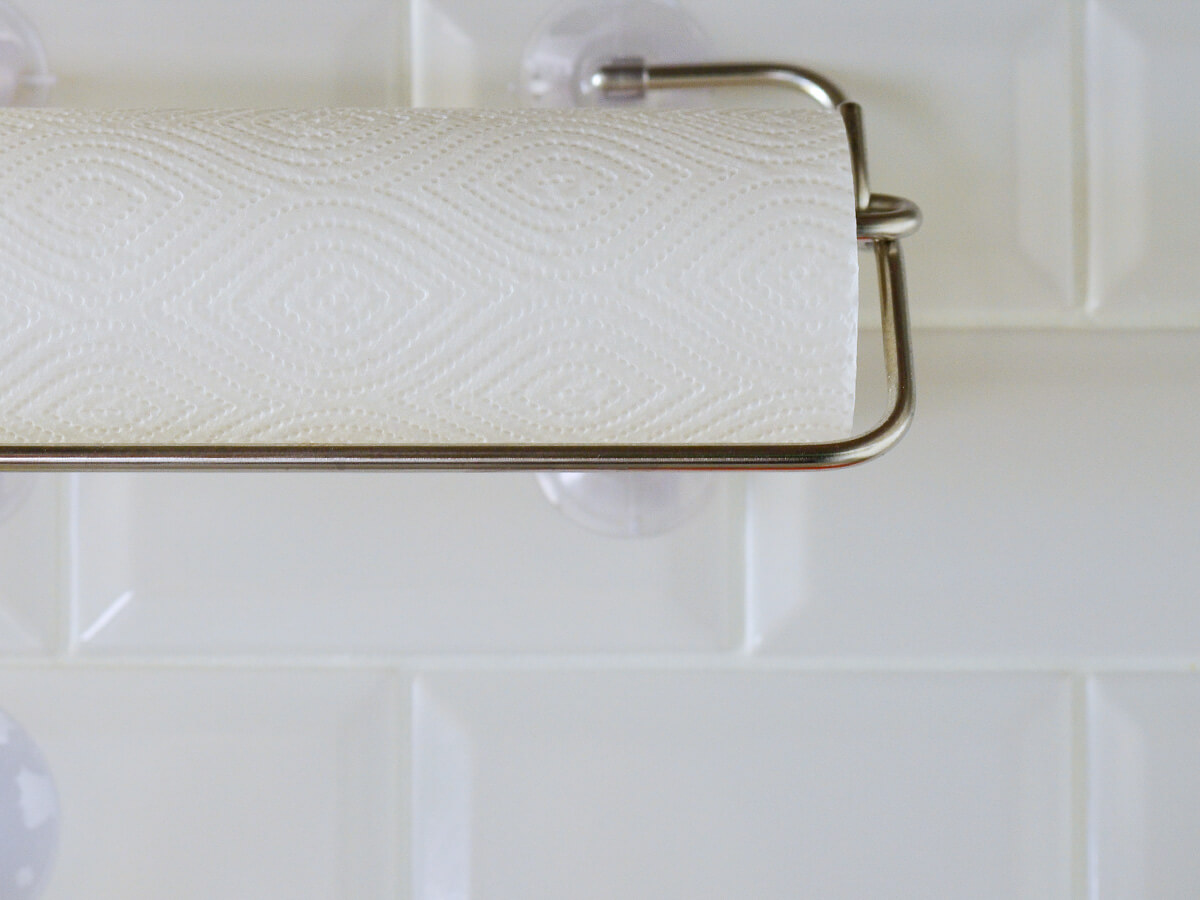 賃貸時代キッチンの白いサブウェイタイル壁