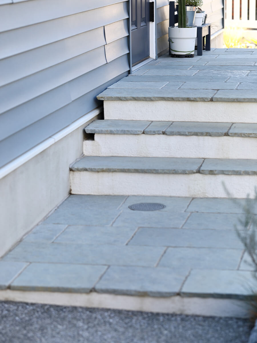 カバードポーチなしの玄関アプローチ