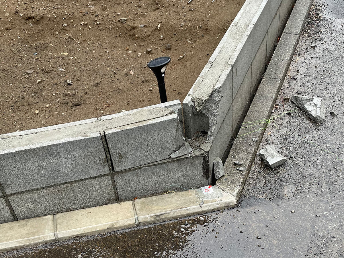 工事中に破損したコンクリートブロック