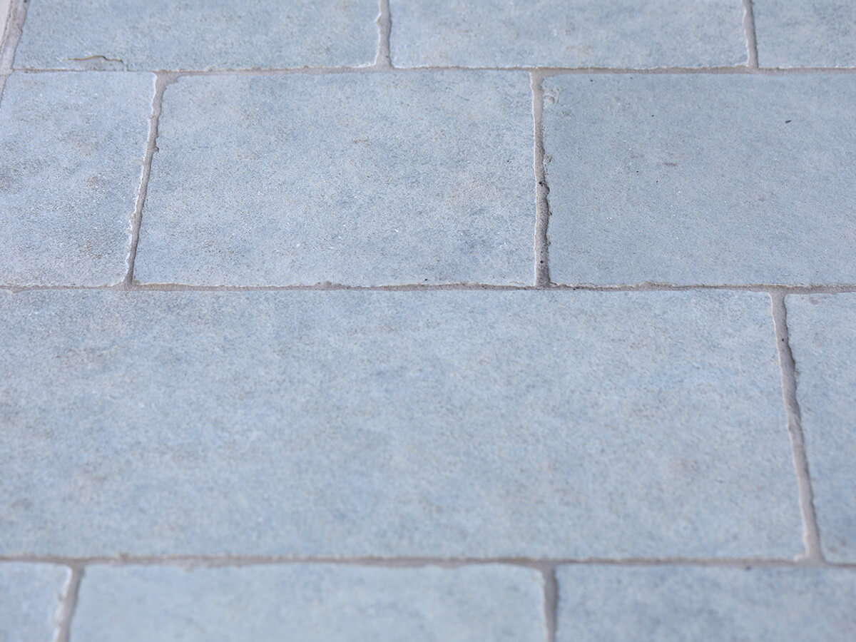 自然な風合いの玄関ポーチタイルはライムストーンを採用