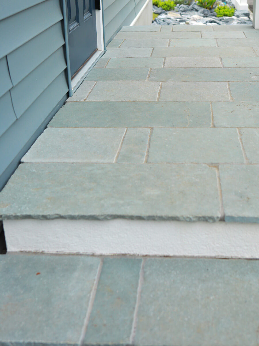 ランダム貼りの玄関ポーチタイル