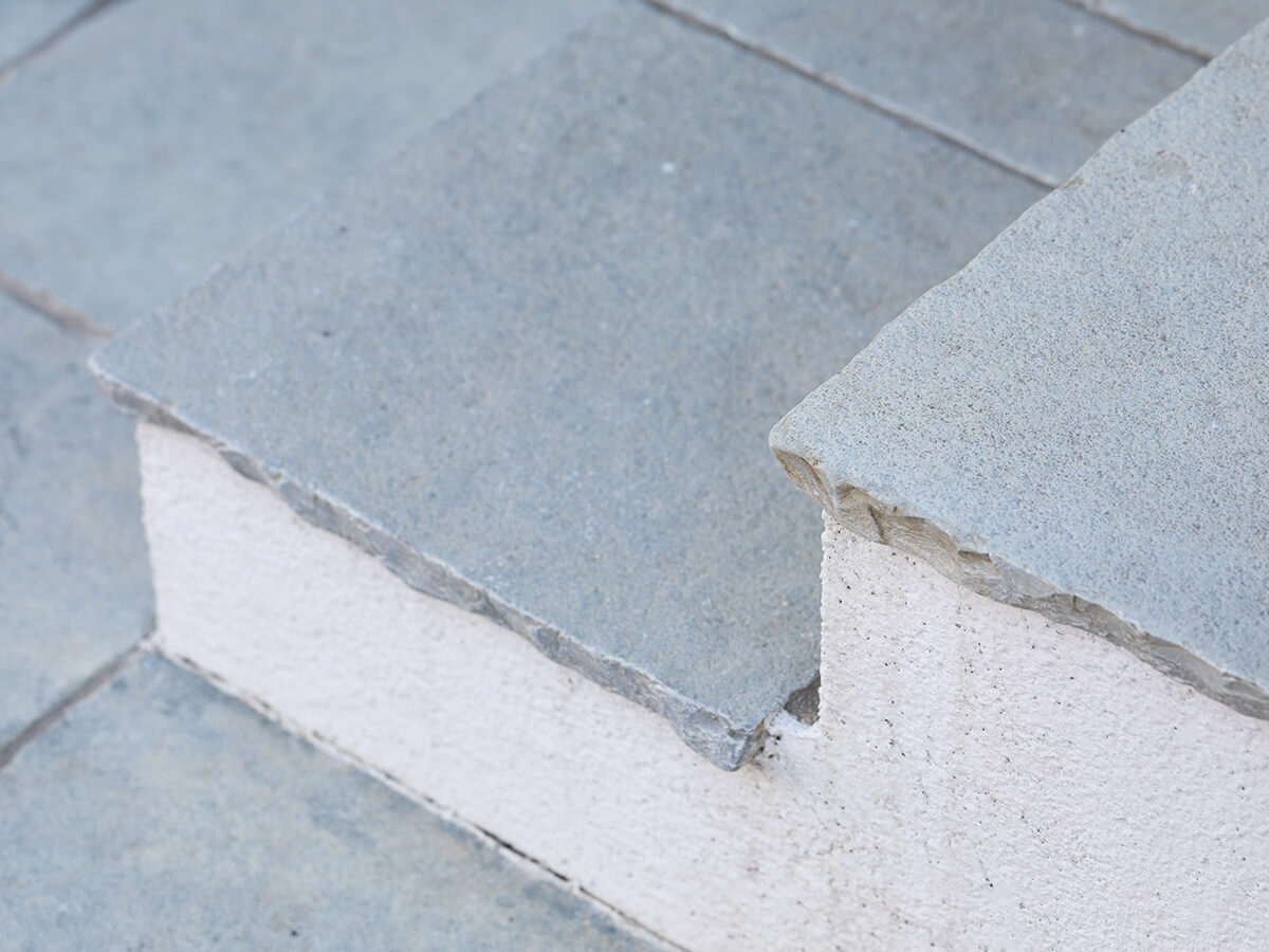 わずかに出した階段の段鼻