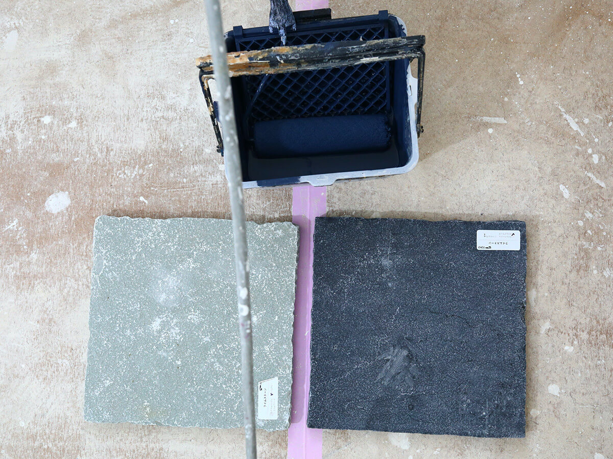 タイルと塗料を並べて色を確認した様子