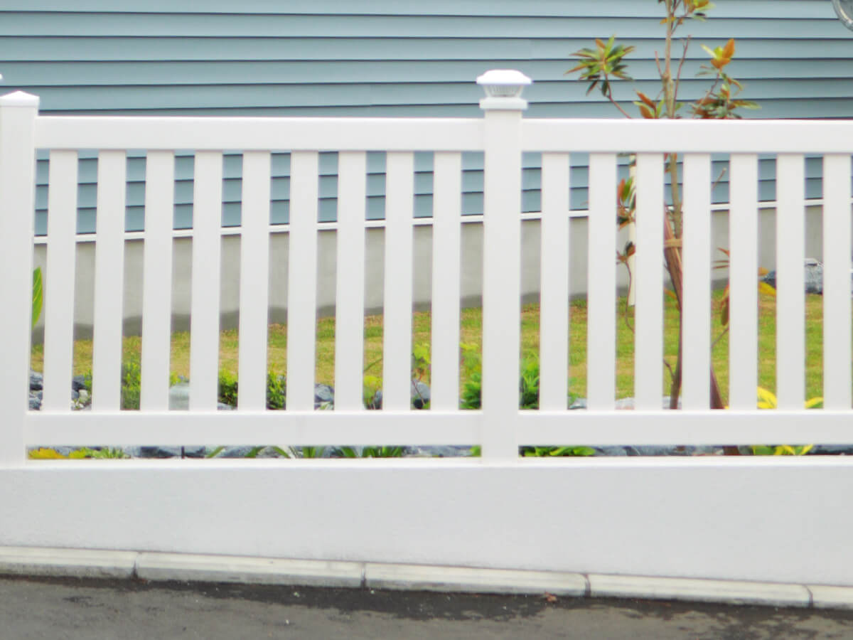 クローズドピケットタイプのバイナルフェンス