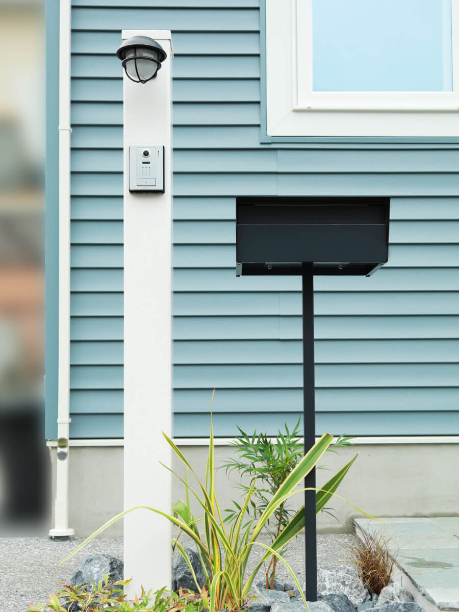 バイナル支柱に設置したインターホンと照明