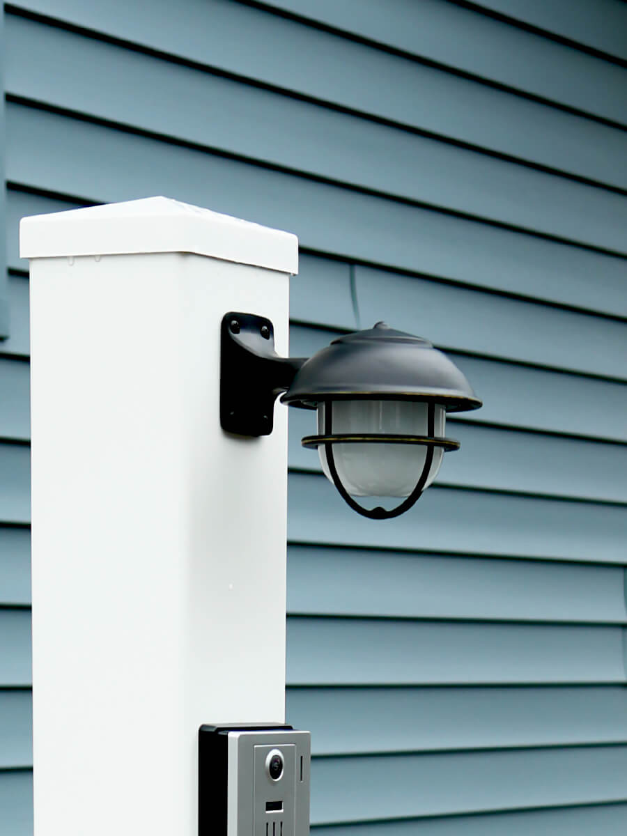 門柱上部に設置した照明