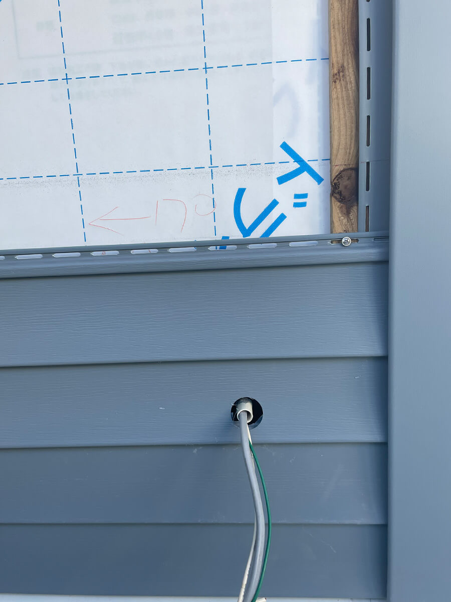 外壁角の納まりと配線用の穴加工