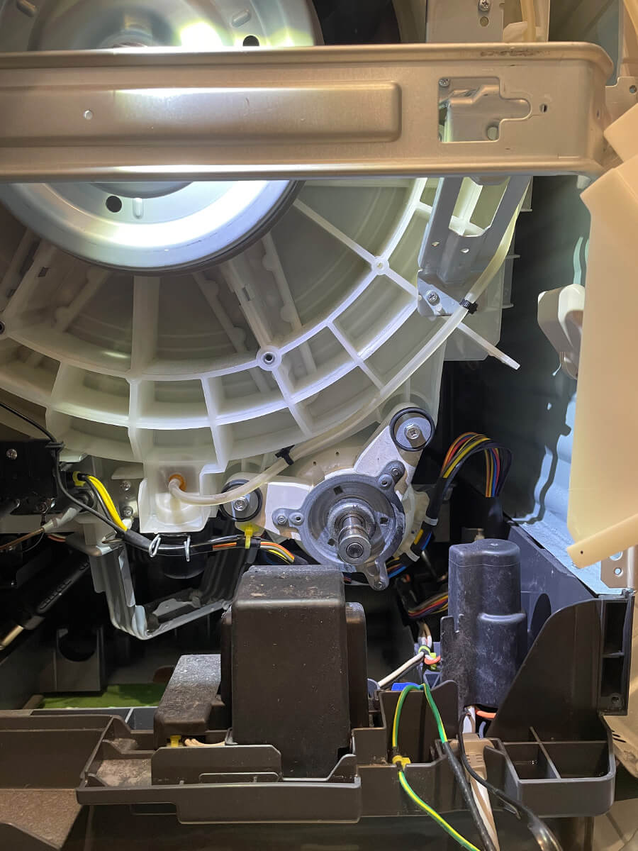 分解されたPanasonicドラム式洗濯機の内部