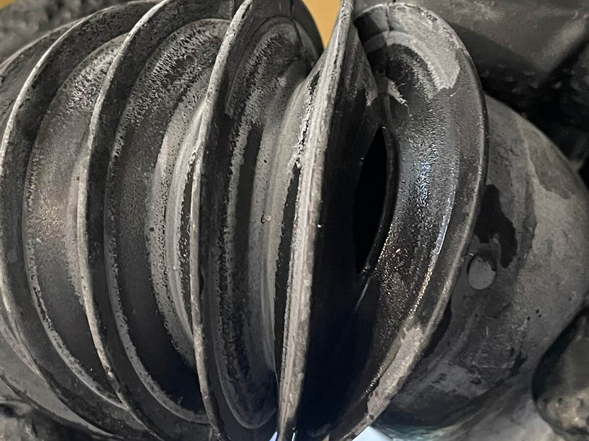 亀裂が入った洗濯機の排水ホース