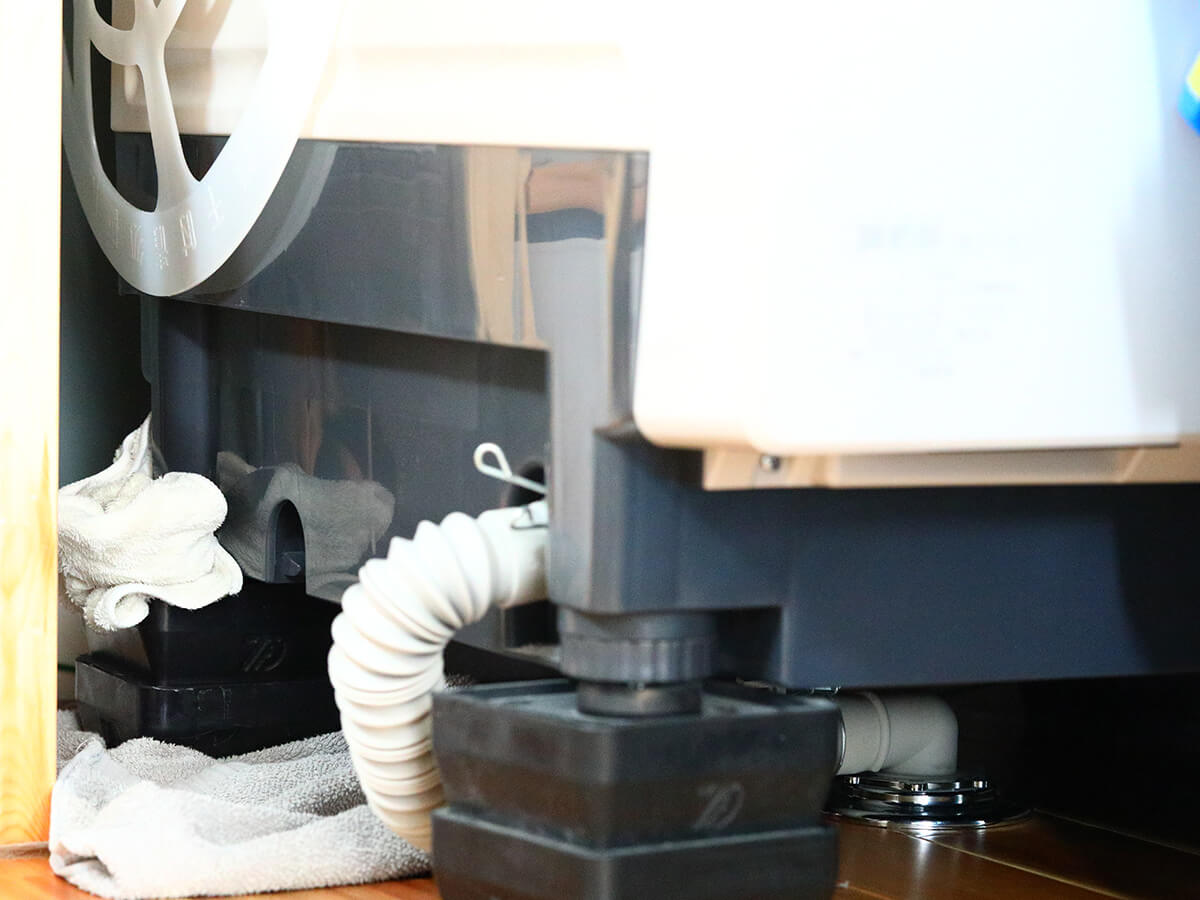 Panasonicドラム式洗濯機の下部で水漏れが起きた様子