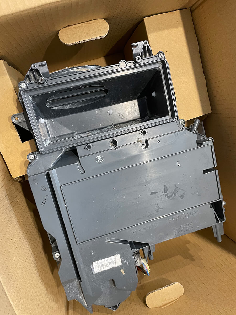 取り外された旧ヒートポンプユニット。