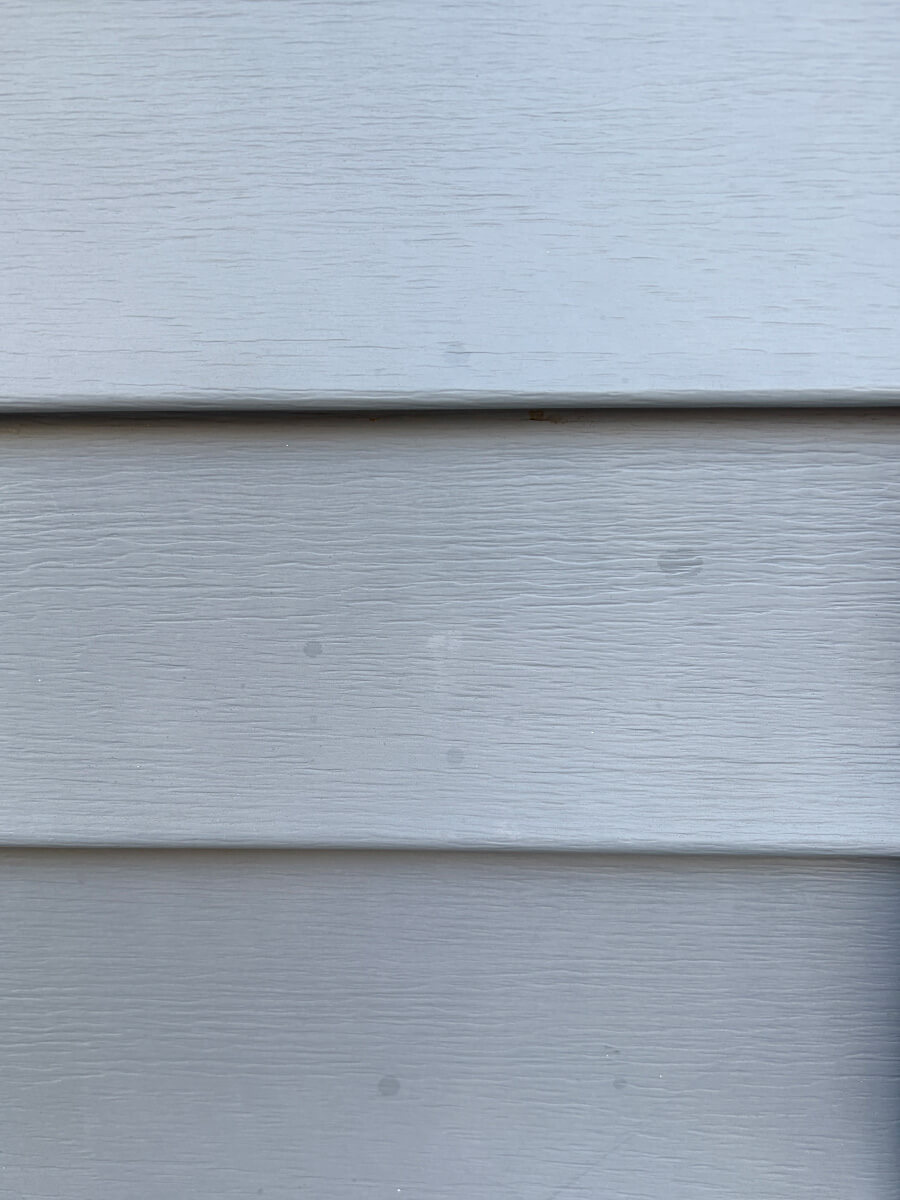 外壁に浮き出た丸いシミ