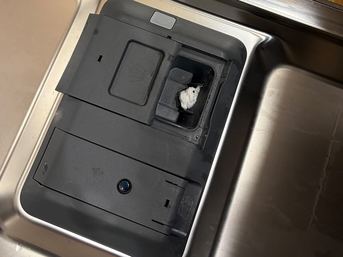 濡れた洗剤ケースでタブが溶けて貼り付いた例