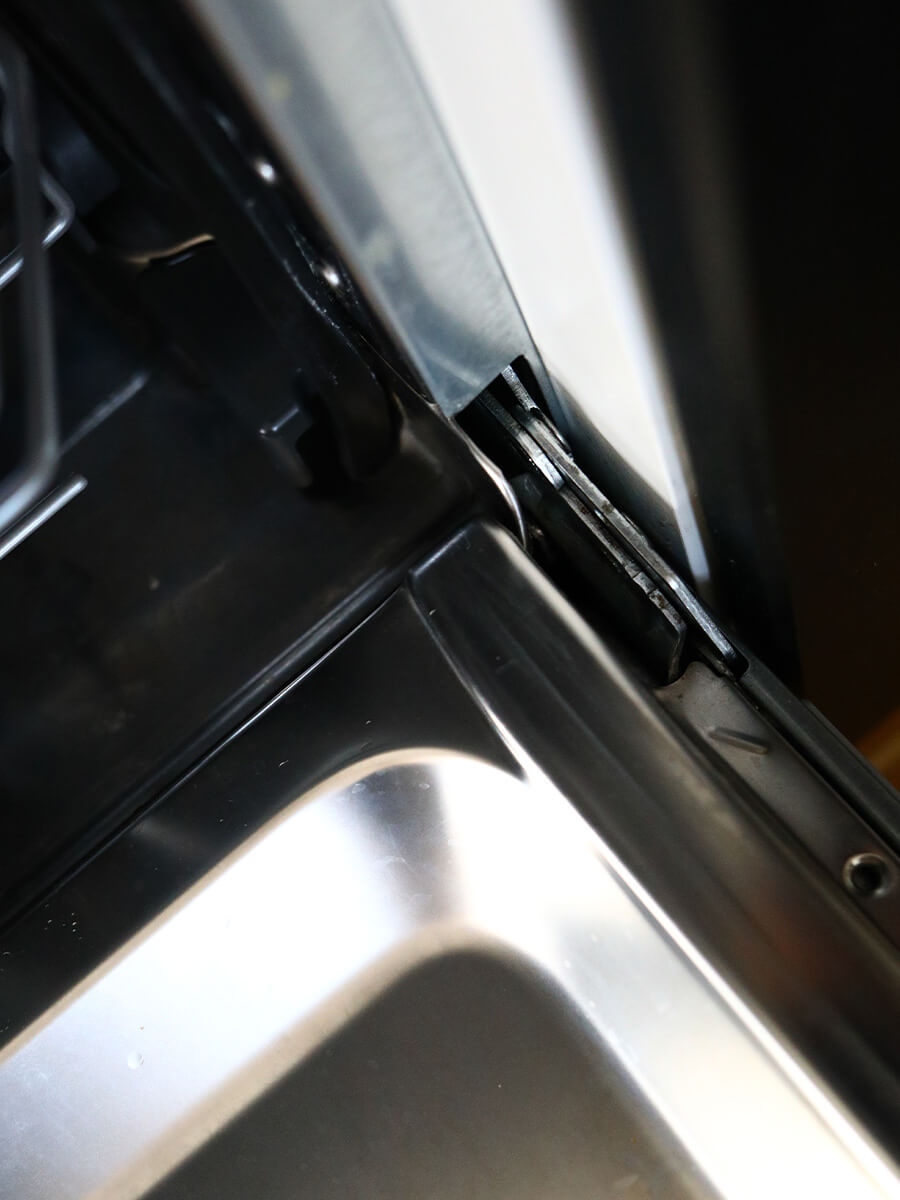 食洗機扉の金属可動部（異音対策のポイント）