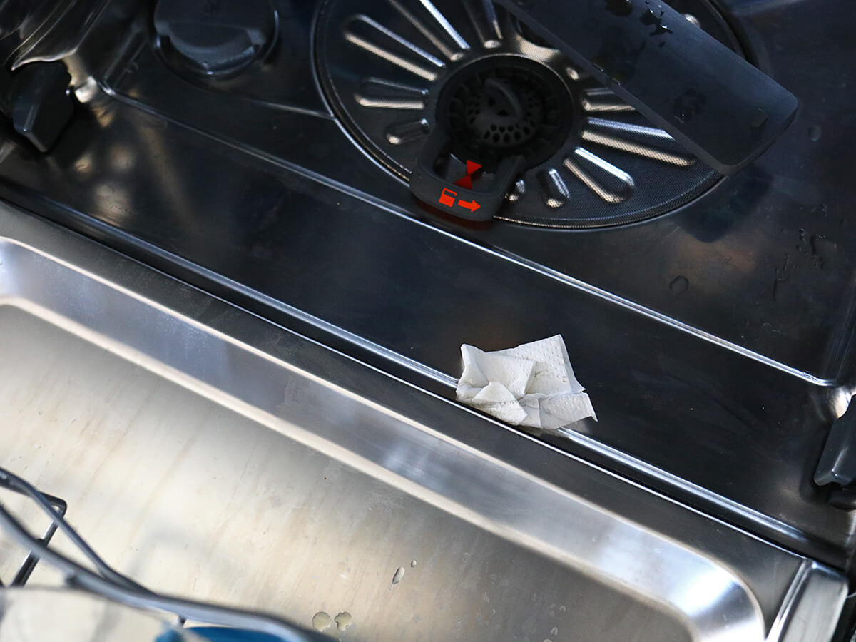 食洗機のパッキン周りを拭く