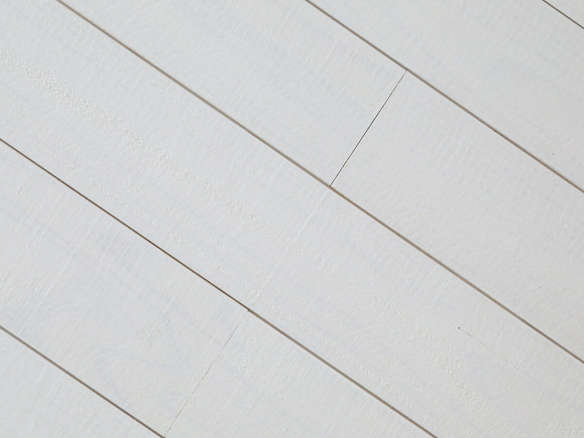 折り上げ天井に採用したホワイトの羽目板（ウッドラバーズ ソフトホワイトW1）アップ