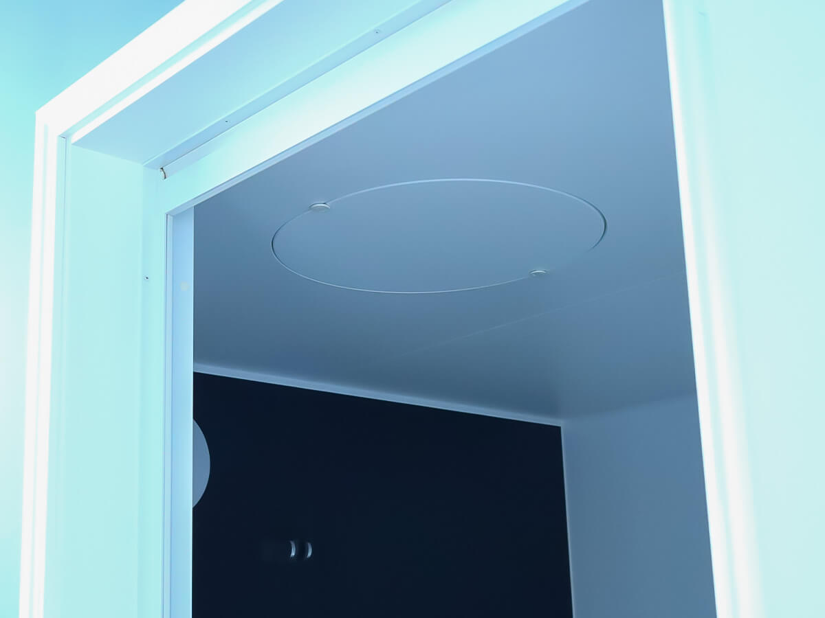 浴室の天井。換気扇（乾燥暖房）の本体がなく、点検口のみがある