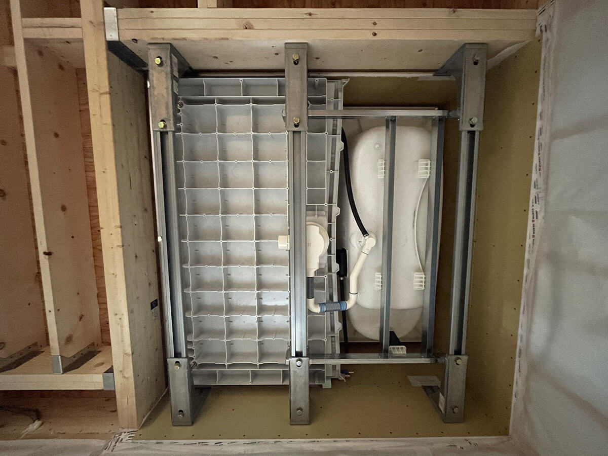 2階に設置した浴室を下から見た施工中写真