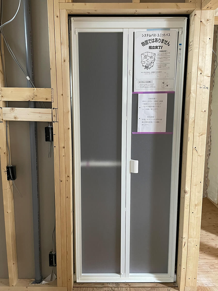 ユニットバス設置完了後の浴室入口（施工中写真）