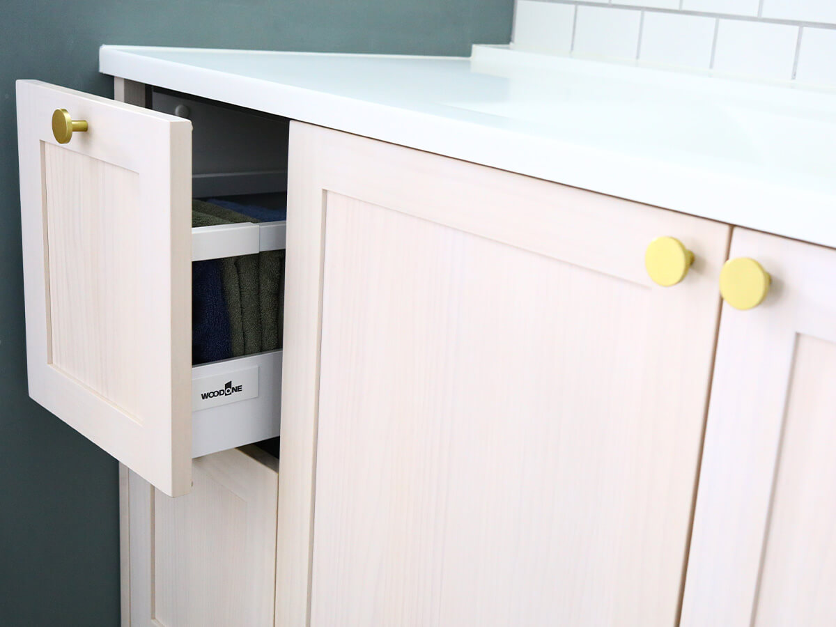 収納内部と扉の質感がわかるウッドワン洗面台