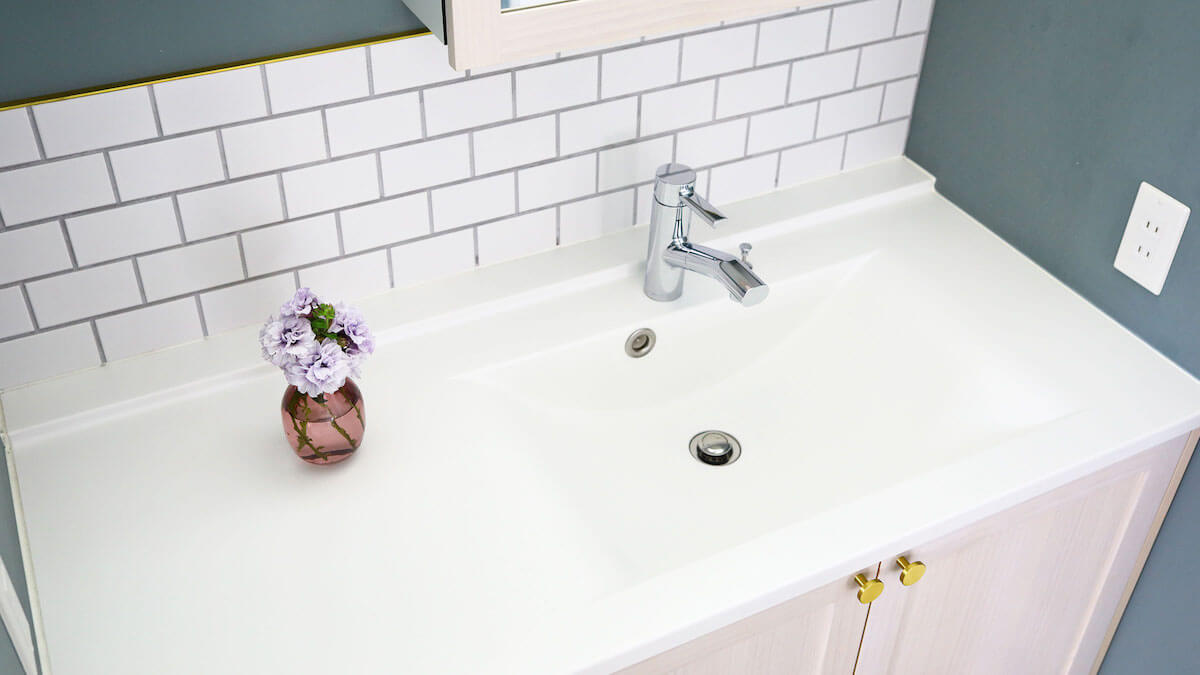 花瓶を置いたウッドワンの洗面台