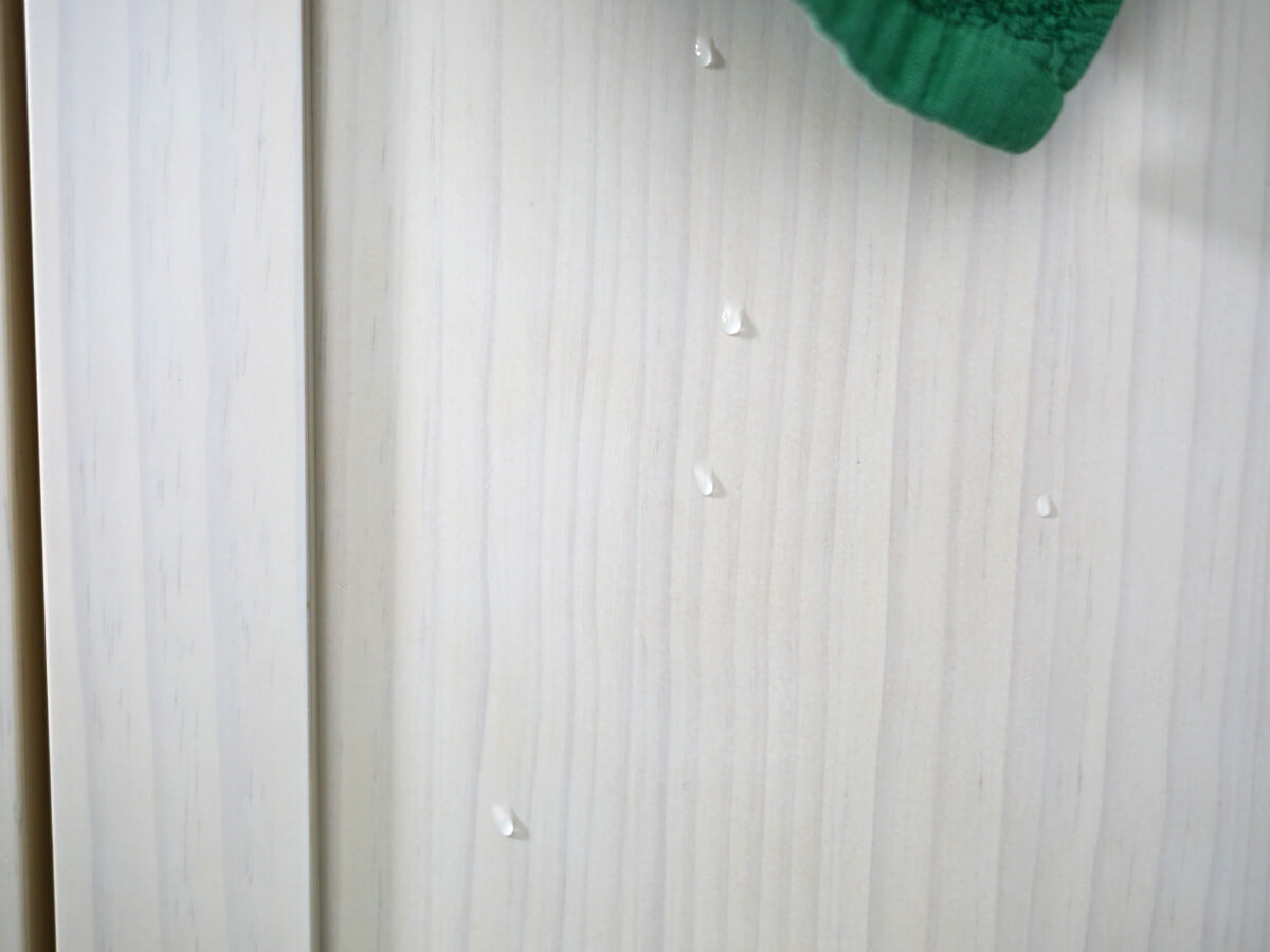 水滴がついたウッドワン洗面台のキャビネット