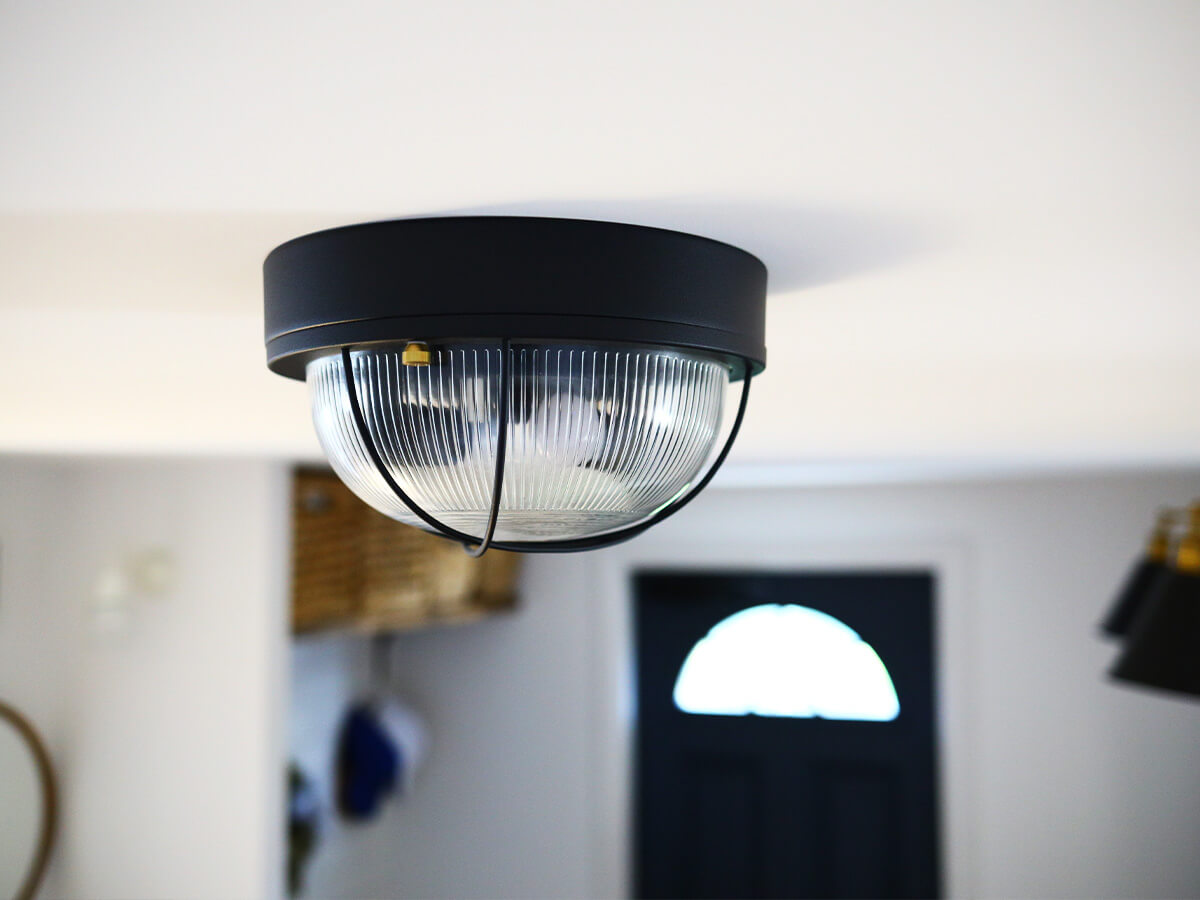 HERMOSA PORT CEILING LAMPをホールに設置した様子