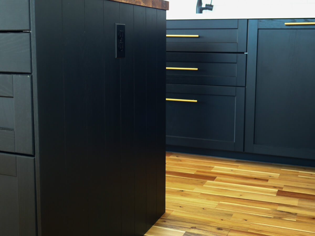 IKEAメトードの壁付けキッチンとアイランド