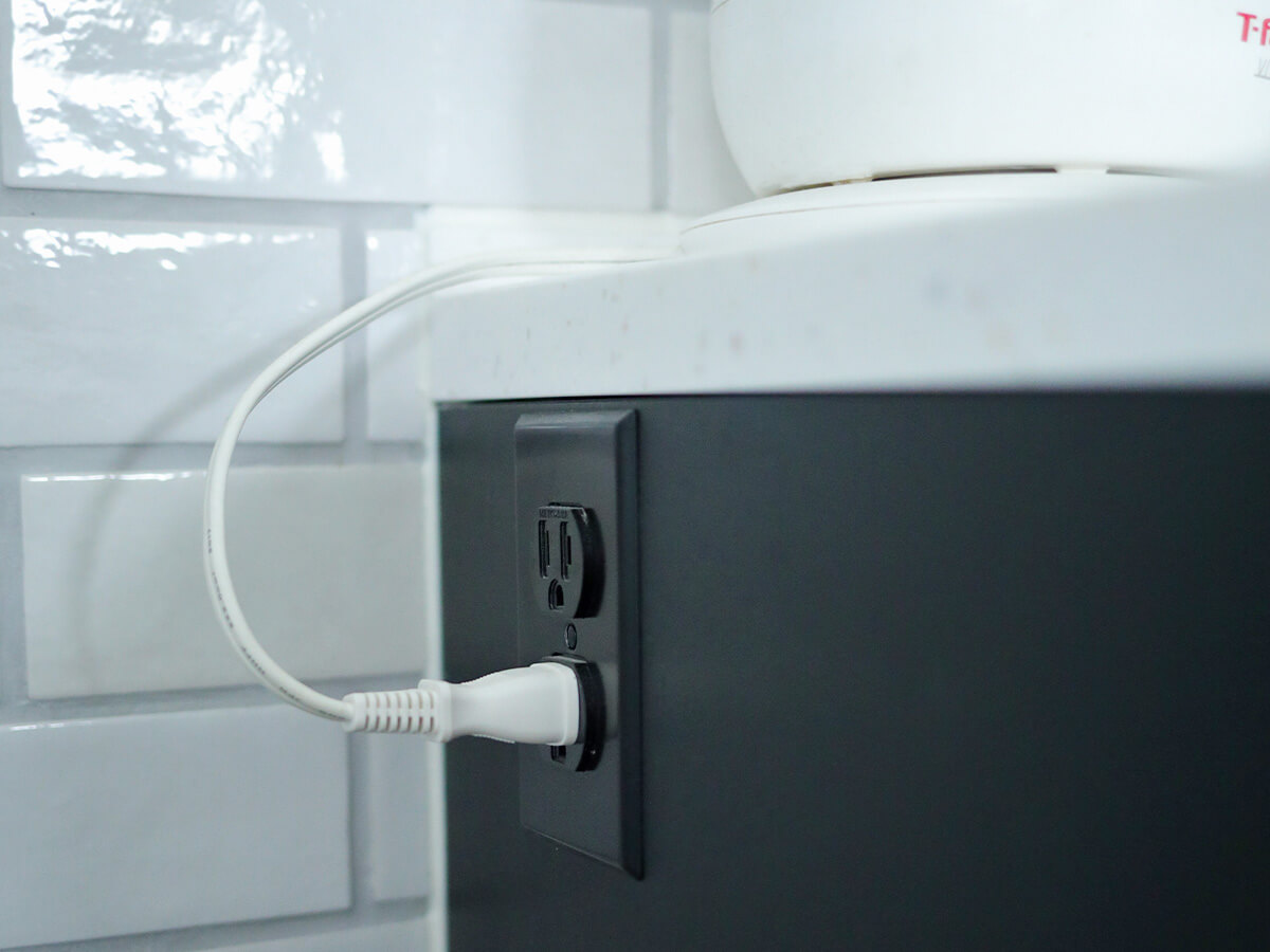 壁付けキッチン側のコンセントに電気ケトルをつないだ様子