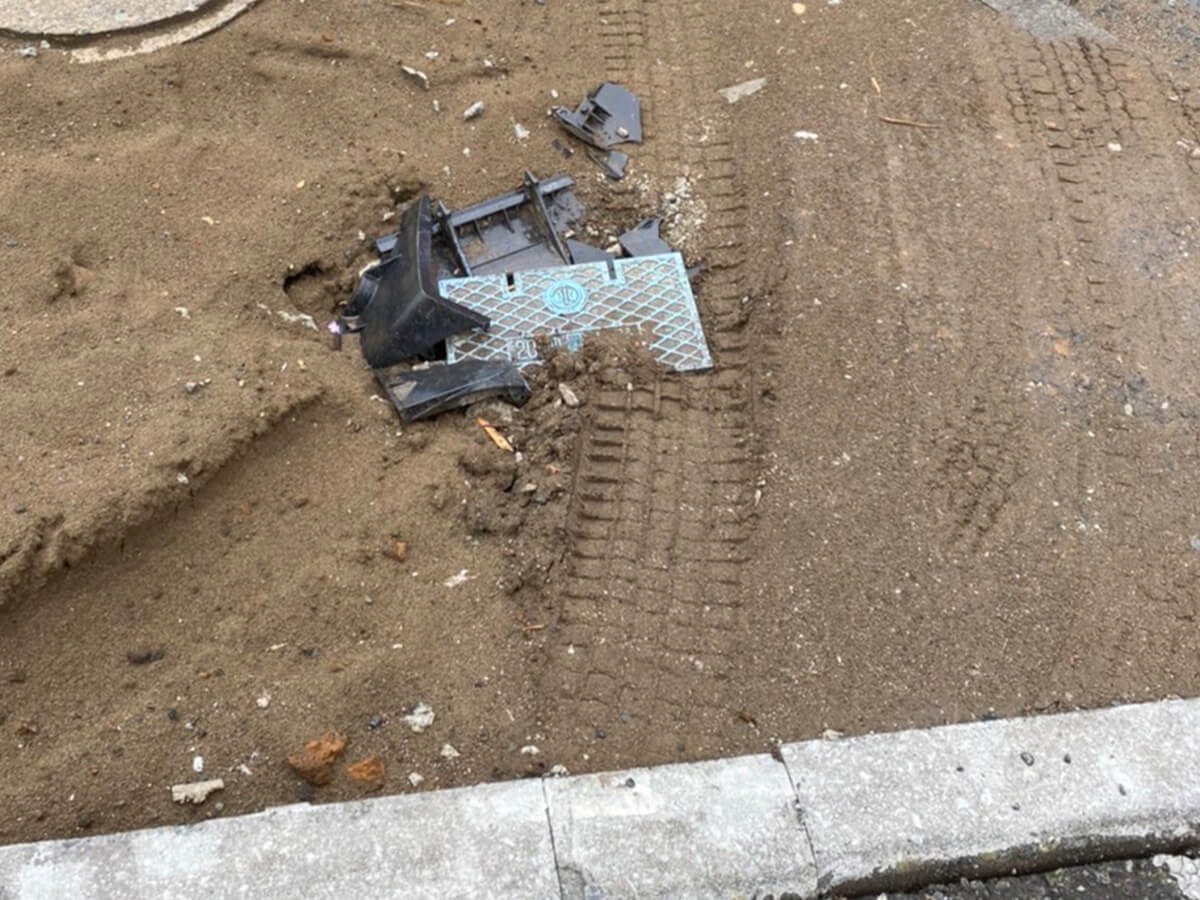 解体後の更地で破損していた水道設備の一部