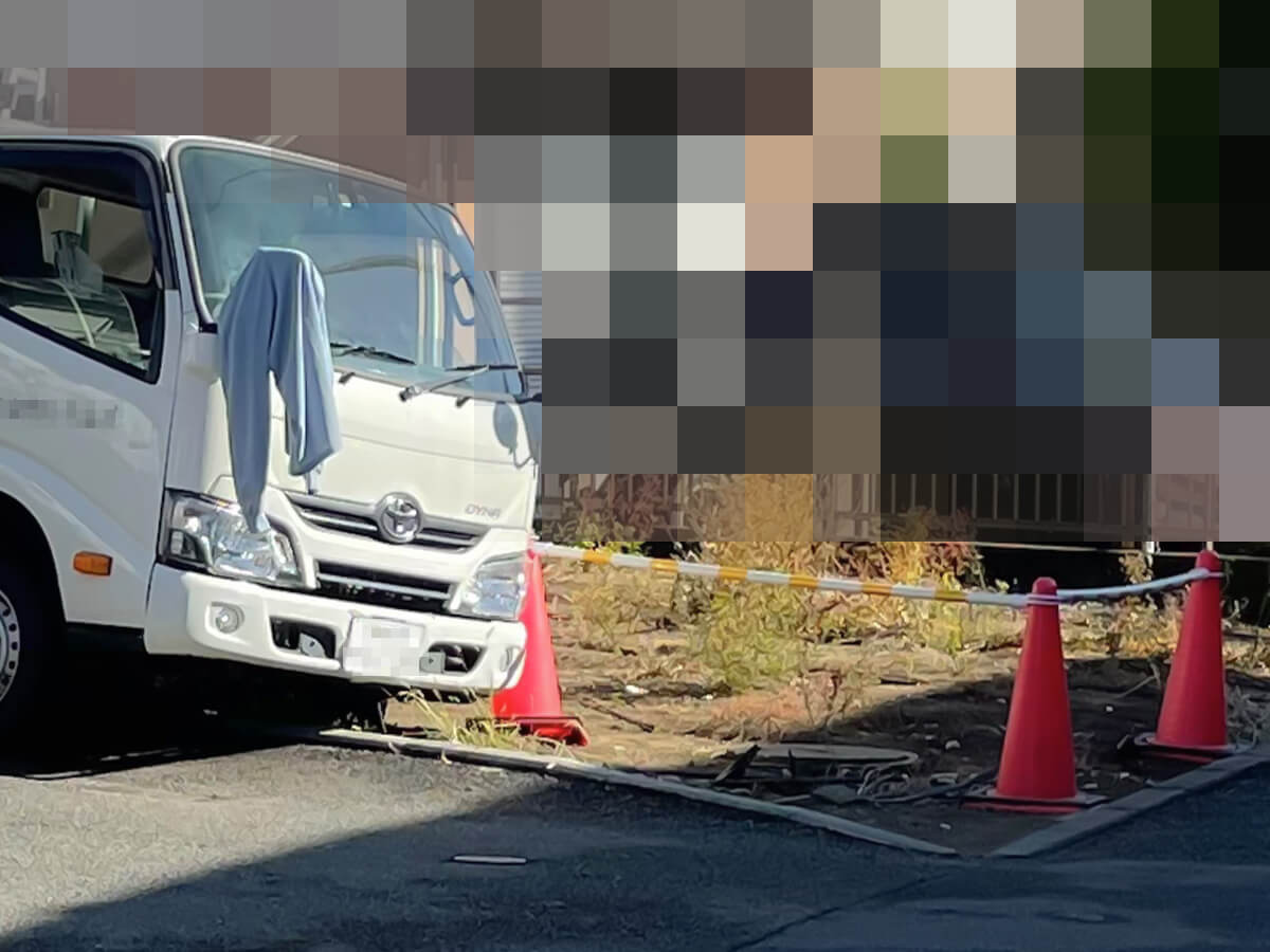 着工前の更地に入り込み動けなくなったトラック
