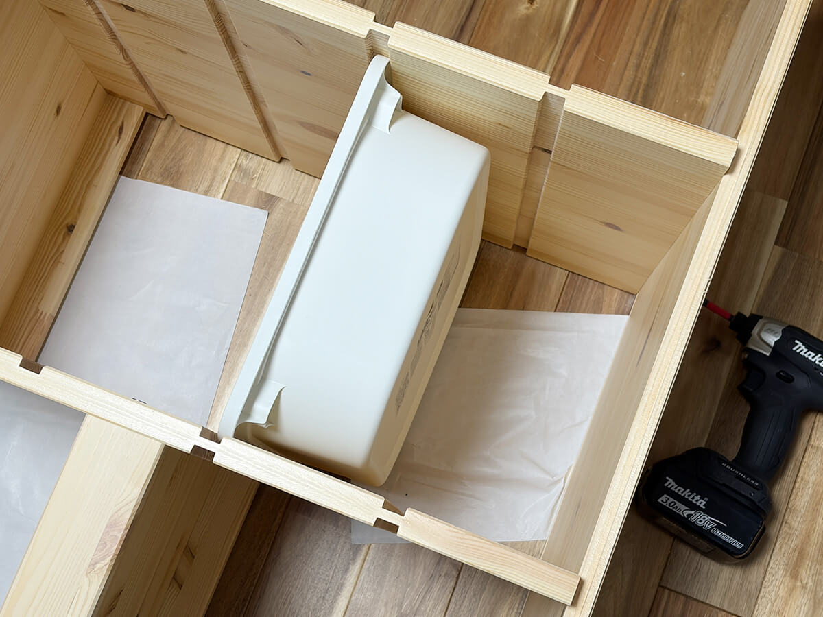 IKEA TROFAST階段型パインを組み立てている途中
